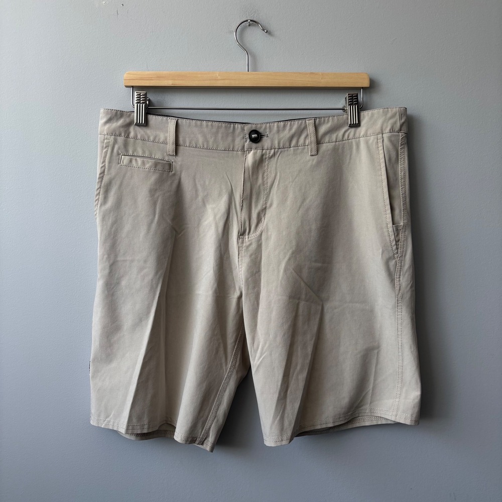 Vuori Aim Shorts Mens 34 Khaki Tan Performance Stretch Golf Chinos